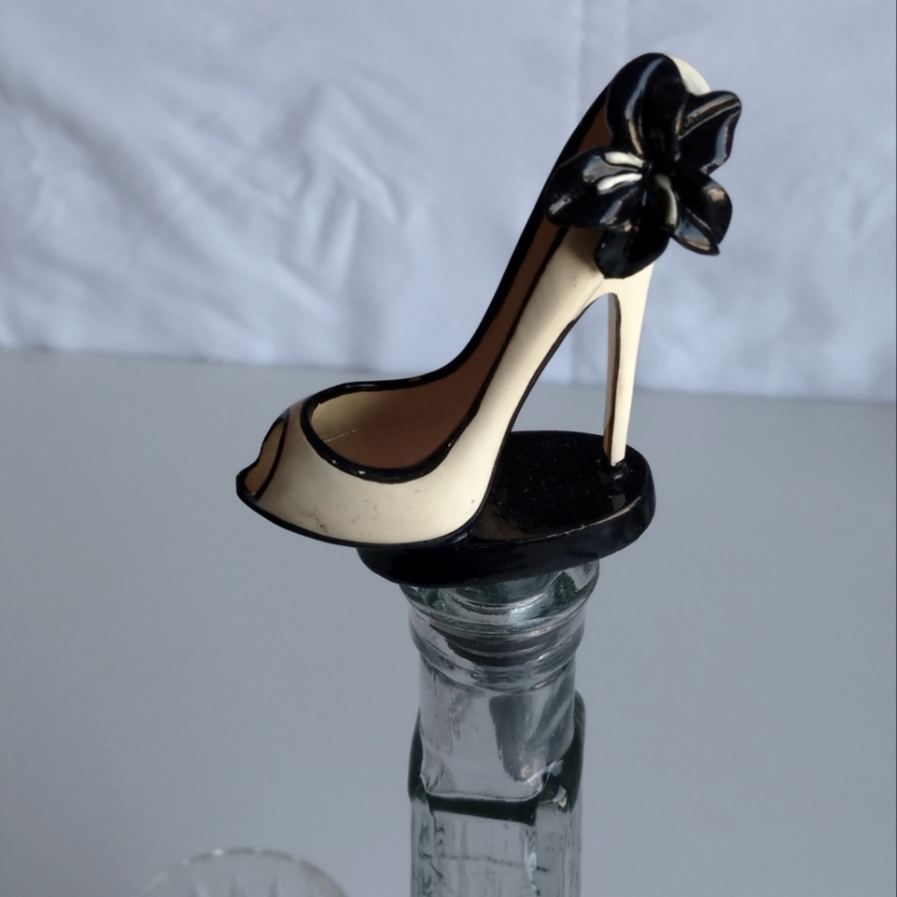 Eiffel Tower wine bottle with cap and 2 crystal glasses